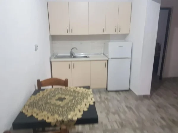 Tirane, jepet me qera apartament 1+1 Kati 1, 50 m² 300 € (Shinat e trenit)