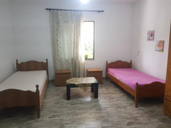 Tirane, jepet me qera apartament 1+1 Kati 1, 50 m² 300 € (Shinat e trenit)
