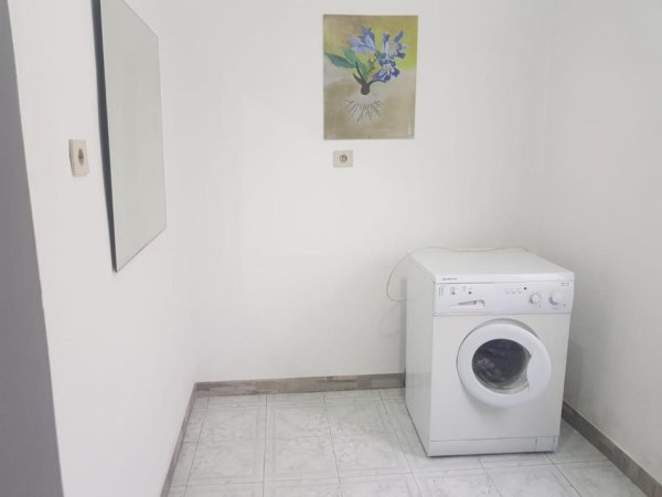 Tirane, jepet me qera apartament 1+1 Kati 1, 50 m² 300 € (Shinat e trenit)