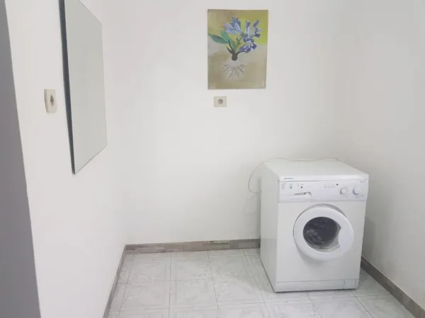 Tirane, jepet me qera apartament 1+1 Kati 1, 50 m² 300 € (Shinat e trenit)