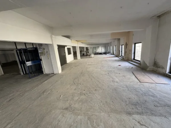 Tirane, jepet me qera ambjent biznesi Kati 2, 1.000 m² 3.500 € (Spitali Amerikan 3)