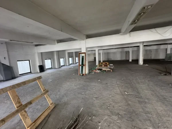 Tirane, jepet me qera ambjent biznesi Kati 2, 1.000 m² 3.500 € (Spitali Amerikan 3)