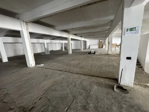 Tirane, jepet me qera ambjent biznesi Kati 2, 1.000 m² 3.500 € (Spitali Amerikan 3)