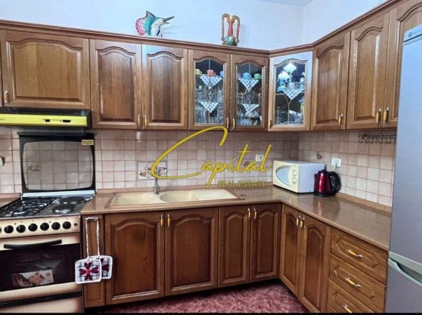 Tirane, jepet me qera apartament 2+1 Kati 1, 120 m² 450 € (LAPRAKE)