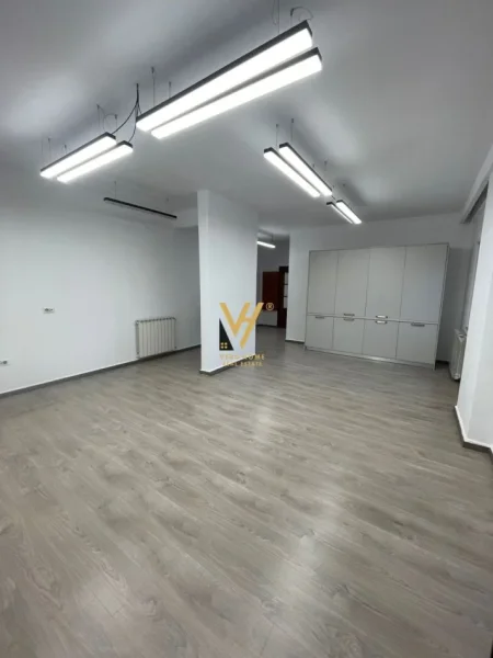 Tirane, jepet me qera zyre Kati 5, 98 m² 1.000 € (RRUGA E BARRIKADAVE)
