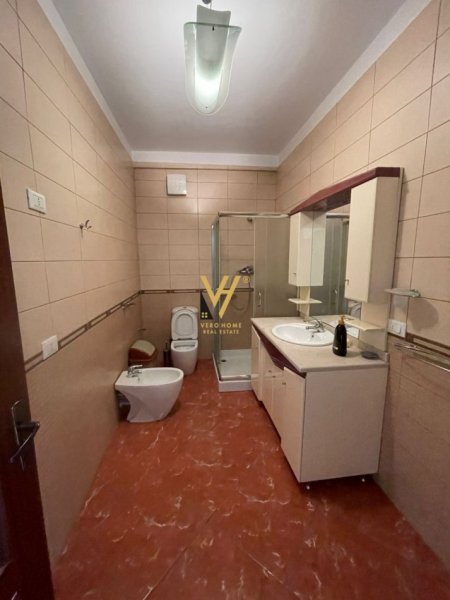 Tirane, jepet me qera zyre Kati 5, 98 m² 1.000 € (RRUGA E BARRIKADAVE)