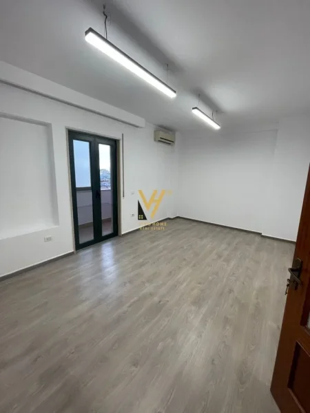 Tirane, jepet me qera zyre Kati 5, 98 m² 1.000 € (RRUGA E BARRIKADAVE)