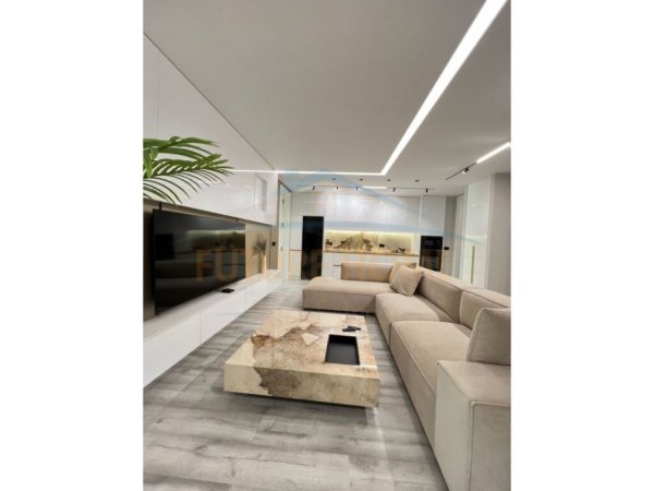 Tirane, jepet me qera apartament 2+1+Ballkon Kati 7, 123 m² 2.300 € (BLLOKU)