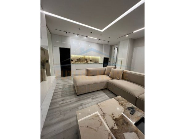 Tirane, jepet me qera apartament 2+1+Ballkon Kati 7, 123 m² 2.300 € (BLLOKU)