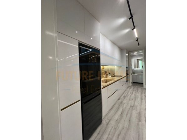 Tirane, jepet me qera apartament 2+1+Ballkon Kati 7, 123 m² 2.300 € (BLLOKU)