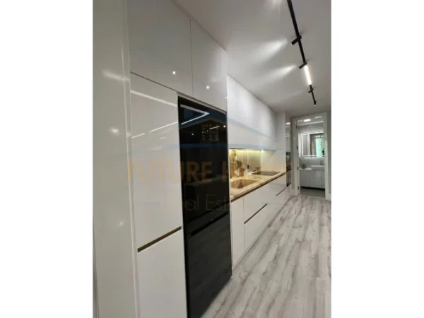 Tirane, jepet me qera apartament 2+1+Ballkon Kati 7, 123 m² 2.300 € (BLLOKU)