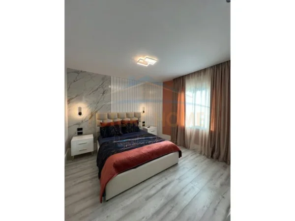 Tirane, jepet me qera apartament 2+1+Ballkon Kati 7, 123 m² 2.300 € (BLLOKU)