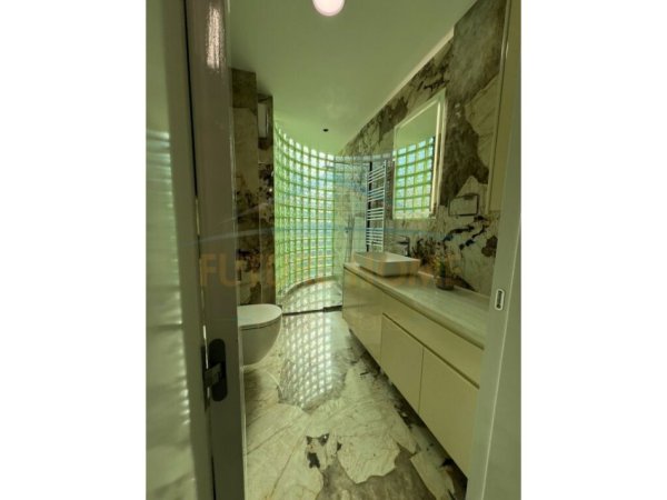 Tirane, jepet me qera apartament 2+1+Ballkon Kati 7, 123 m² 2.300 € (BLLOKU)