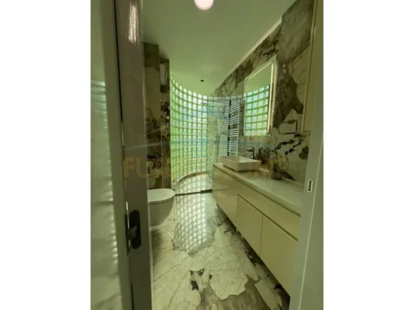 Tirane, jepet me qera apartament 2+1+Ballkon Kati 7, 123 m² 2.300 € (BLLOKU)