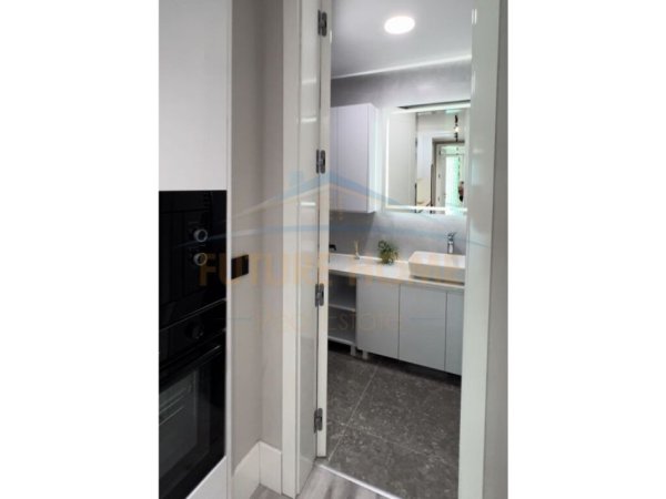 Tirane, jepet me qera apartament 2+1+Ballkon Kati 7, 123 m² 2.300 € (BLLOKU)