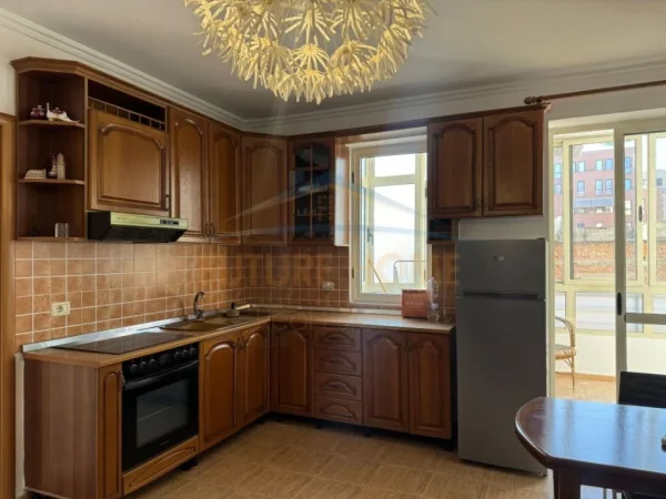 Tirane, jepet me qera apartament 2+1 Kati 5, 65 m² 550 € (Rruga E Barikadave)