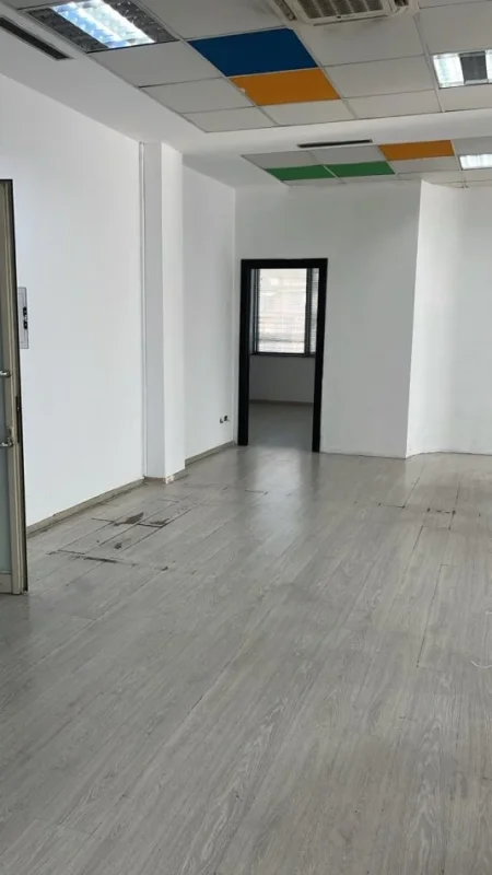 Durres, jepet me qera ambjent biznesi Kati 4, 250 m² 1.500 € 