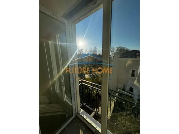 Tirane, shes Vile 5+1+Ballkon Kati 3, 267 m² 1.000.000 € (Lunder)