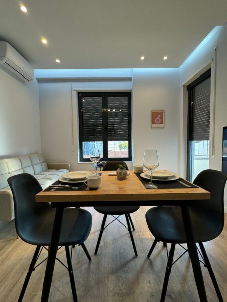Tirane, jepet me qera apartament 1+1+Ballkon Kati 6, 60 m² 650 € (Stacioni i Trenit, Rruga Karl Gega)