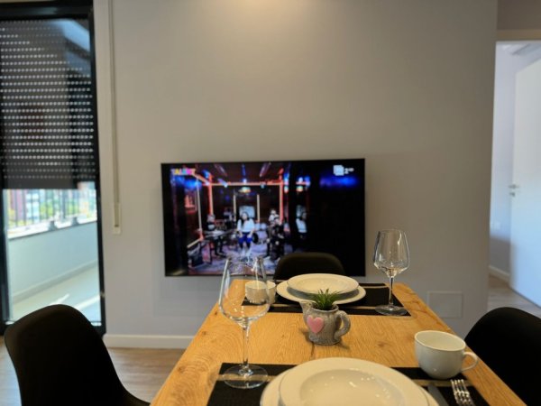 Tirane, jepet me qera apartament 1+1+Ballkon Kati 6, 60 m² 650 € (Stacioni i Trenit, Rruga Karl Gega)