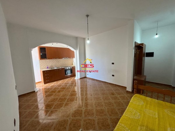 Vlore, jepet me qera apartament 1+1+Ballkon Kati 5, 75 m² 200 € (Rruga Sadik Zotaj)