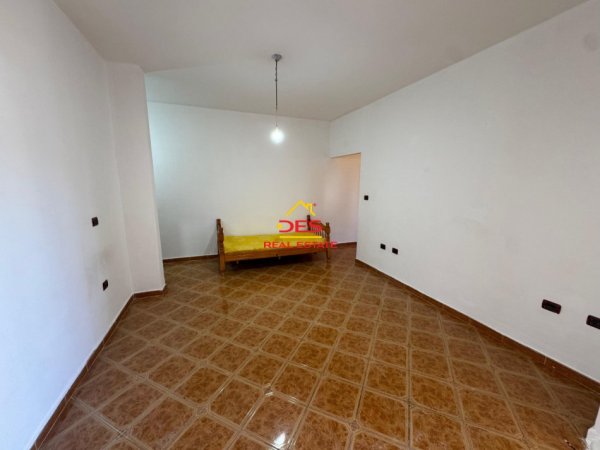 Vlore, jepet me qera apartament 1+1+Ballkon Kati 5, 75 m² 200 € (Rruga Sadik Zotaj)
