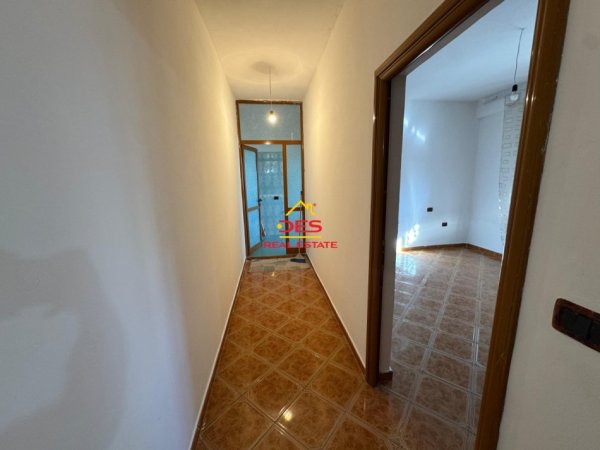Vlore, jepet me qera apartament 1+1+Ballkon Kati 5, 75 m² 200 € (Rruga Sadik Zotaj)