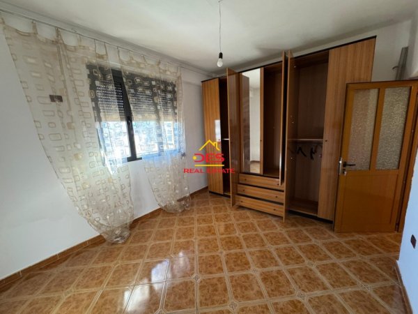 Vlore, jepet me qera apartament 1+1+Ballkon Kati 5, 75 m² 200 € (Rruga Sadik Zotaj)
