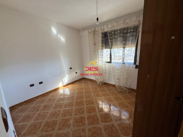Vlore, jepet me qera apartament 1+1+Ballkon Kati 5, 75 m² 200 € (Rruga Sadik Zotaj)
