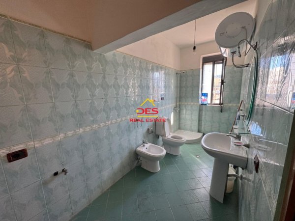 Vlore, jepet me qera apartament 1+1+Ballkon Kati 5, 75 m² 200 € (Rruga Sadik Zotaj)