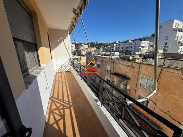 Vlore, jepet me qera apartament 1+1+Ballkon Kati 5, 75 m² 200 € (Rruga Sadik Zotaj)