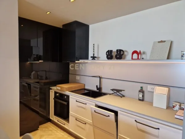 Tirane, shitet apartament 2+1+Ballkon , 107 m² (Ali Visha)