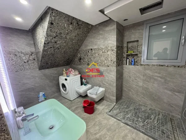 Vlore, shitet apartament 2+1+Ballkon Kati 11, 114 m² 188.000 € (Rruga Gjergj Arianiti)