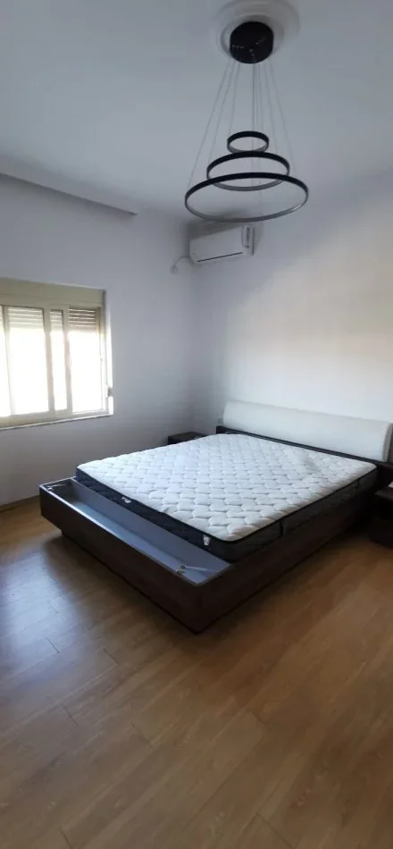 Tirane, jepet me qera Vile 3+1+Aneks+Ballkon Kati 2, 170 m² 500 € 