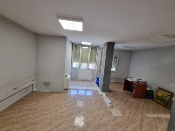 Tirane, jepet me qera ambjent biznesi Kati 4, 65 m² 499 € (Pazari i Ri)