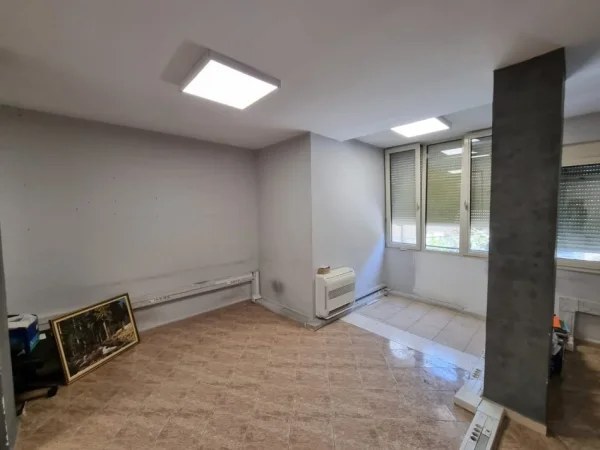 Tirane, jepet me qera ambjent biznesi Kati 4, 65 m² 499 € (Pazari i Ri)