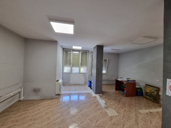 Tirane, jepet me qera ambjent biznesi Kati 4, 65 m² 499 € (Pazari i Ri)