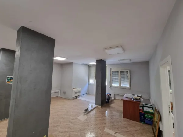 Tirane, jepet me qera ambjent biznesi Kati 4, 65 m² 499 € (Pazari i Ri)