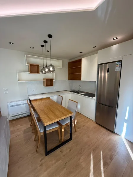 Tirane, jepet me qera apartament 1+1 Kati 4, 70 m² 750 € (Rr. Barrikadave)