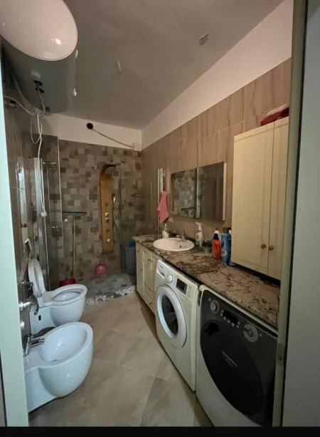 Durres, jepet me qera afatgjate apartament 2+1+Aneks+Ballkon +garazhd Kati 4, 105 m² 50.000 leke (Marta Buda)