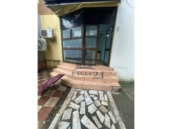 Tirane, shitet dyqan , 38 m² 72.000 € (Fusha Aviacionit)