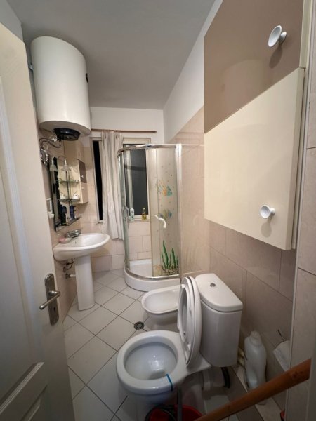 Tirane, jepet me qera apartament 1+1 Kati 3, 70 m² 450 € (astir)