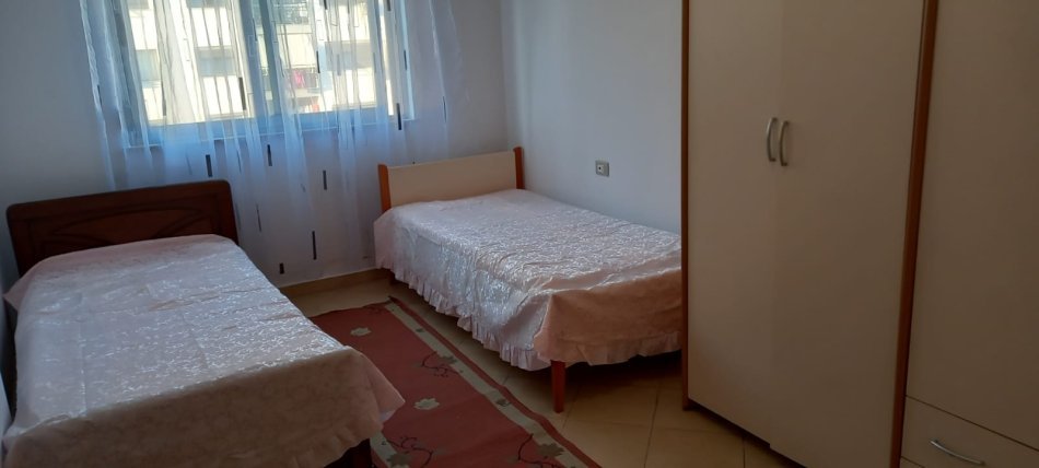 Tirane, jepet me qera apartament 2+1+Aneks+Ballkon Kati 4, 104 m² 500 € (astir)