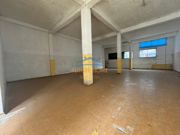 Tirane, jepet me qera magazine Kati 0, 330 m² 2.300 € (Rruga 5 Maji)
