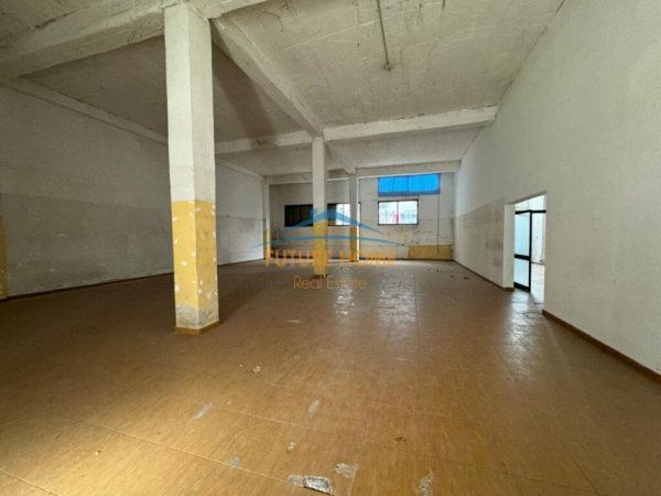 Tirane, jepet me qera magazine Kati 0, 330 m² 2.300 € (Rruga 5 Maji)