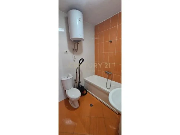 Tirane, jap me qera apartament 2+1+Ballkon Kati 4, 500 € (Ali Demi)