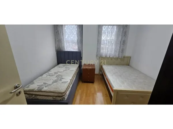 Tirane, jap me qera apartament 2+1+Ballkon Kati 4, 500 € (Ali Demi)