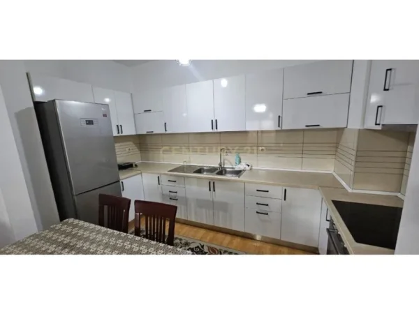 Tirane, jap me qera apartament 2+1+Ballkon Kati 4, 500 € (Ali Demi)