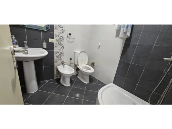 Tirane, jap me qera apartament 2+1+Ballkon Kati 4, 500 € (Ali Demi)