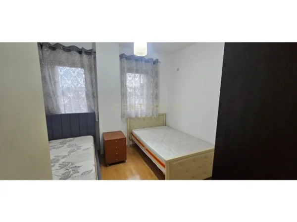 Tirane, jap me qera apartament 2+1+Ballkon Kati 4, 500 € (Ali Demi)